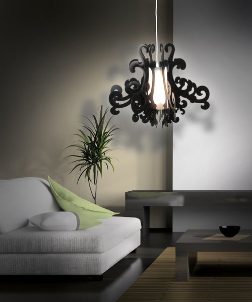 Dekoratives Wohnzimmer mit Sofa, Tisch und gemusterter Pendelleuchte