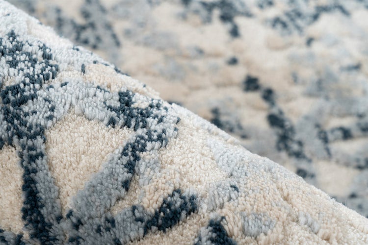 Nahaufnahme eines gemusterten Teppichs mit weichem Flor und abstraktem Design.