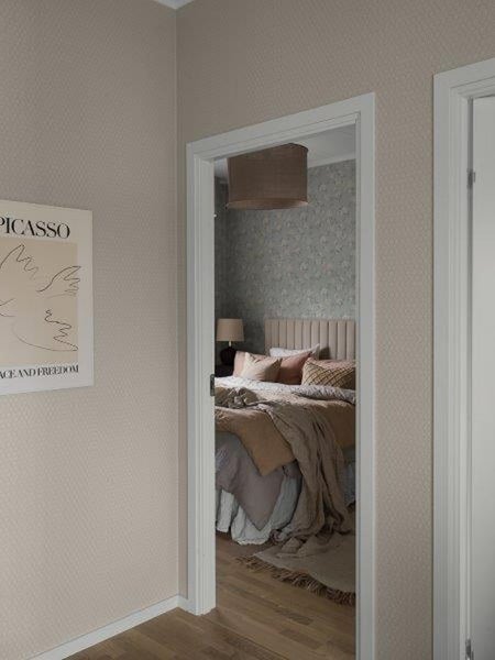 Helles Schlafzimmer mit Bett, Nachttisch und geöffneter Tür