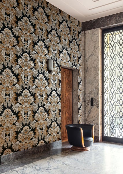 Helle Inneneinrichtung mit Sofa, Couchtisch und Pflanzen für eine freundliche Atmosphäre.