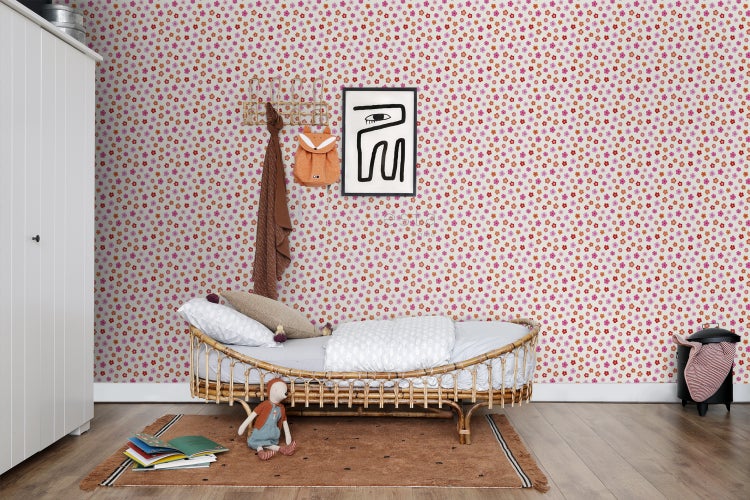 Kinderzimmer mit blumiger Tapete, Rattanbett und Holzfußboden