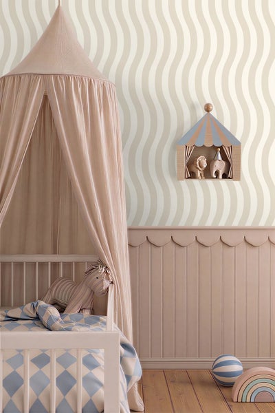 Vliestapete mit Wellenmuster in einem hellen Kinderzimmer mit Baldachinbett und dekorativen Wandpaneelen.