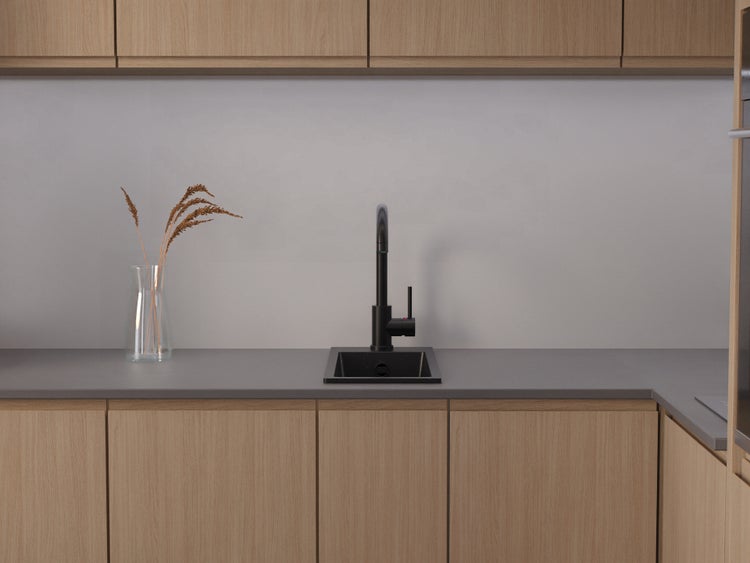 Moderne Küche mit hellen Holzschränken, dunkler Arbeitsplatte, schwarzer Küchenarmatur und schwarzer Spüle.