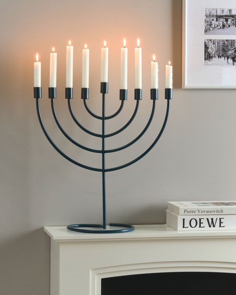 Dekorative Menora Kerzenhalter mit neun brennenden Kerzen