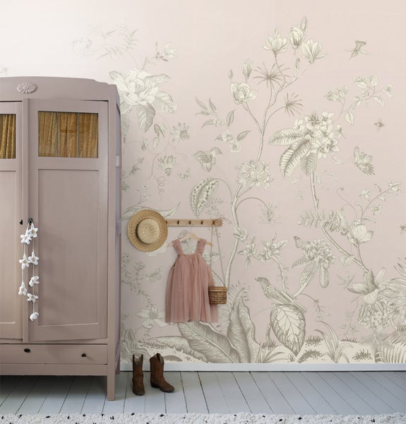Kinderzimmer mit floraler Mustertapete, Kleiderschrank, Kleid und Accessoires