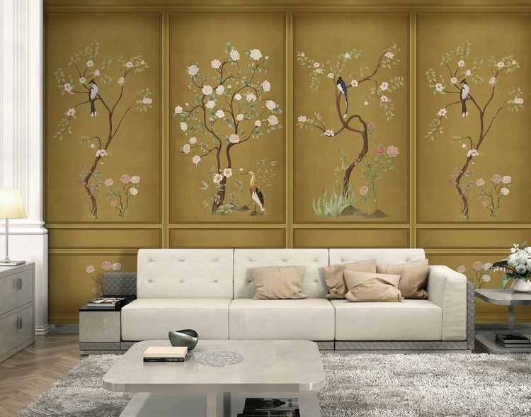 Wohnzimmer mit Sofa und Wandtapete mit Vogel- und Blumenmuster für eine elegante Raumgestaltung.