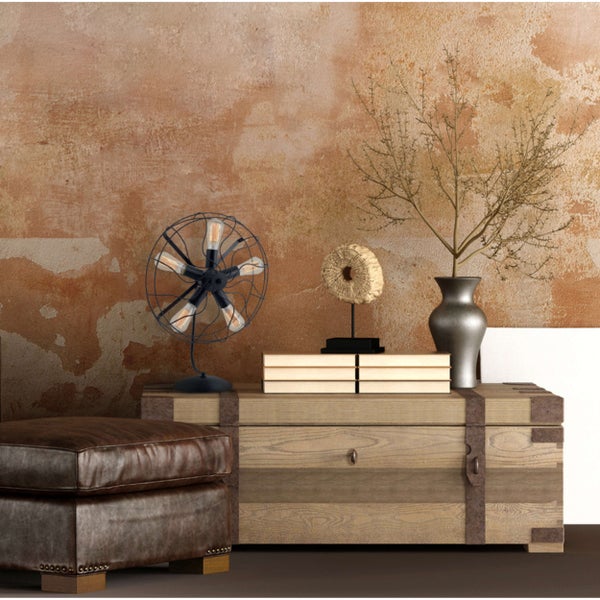 Dekorative Szene mit einem Vintage-Ventilator, einer Holzkiste, Dekorationsgegenständen und einem Hocker