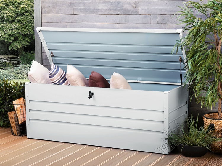 Geöffnete Gartenbox aus Metall mit Kissen auf einer Terrasse