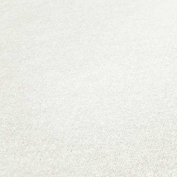 Modernes Wohnzimmer mit Futon, Kissen und dekorativen Elementen.