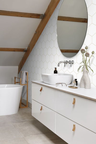 Modernes Badezimmer mit Waschbecken, Spiegel und geometrischer Wandgestaltung