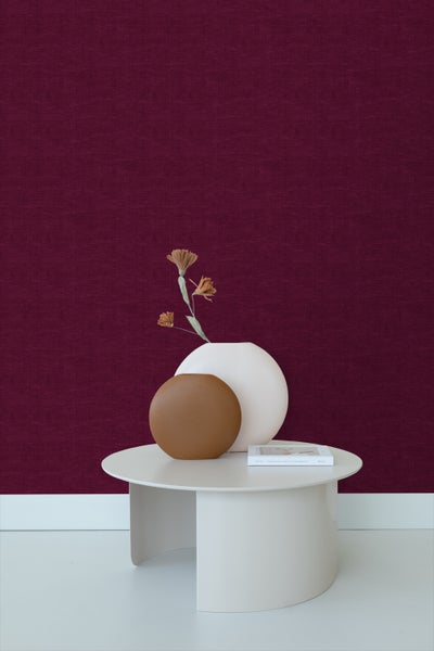 Dekorative Vasen auf einem Beistelltisch vor einer Wand