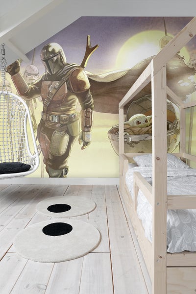 Kinderzimmer mit Mandalorianer-Tapete, Hausbett, Hängesessel und runden Teppichen