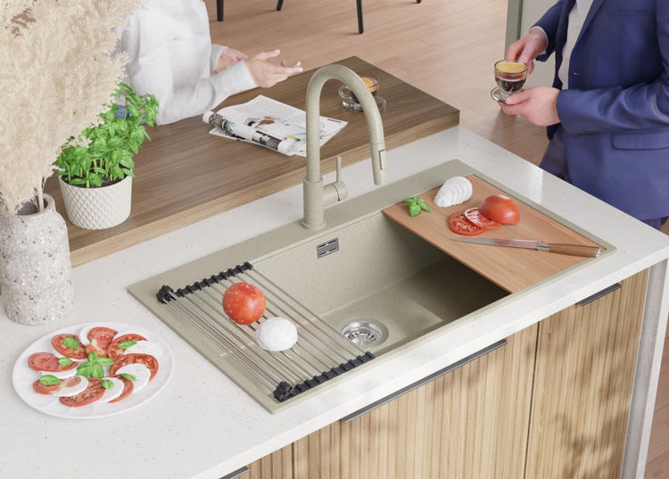 Küchenszene mit Spüle, Armatur und Lebensmitteln für die Zubereitung von Speisen.