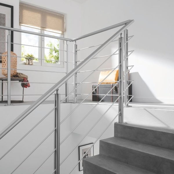 Treppenhaus mit Treppe und Edelstahlgeländer