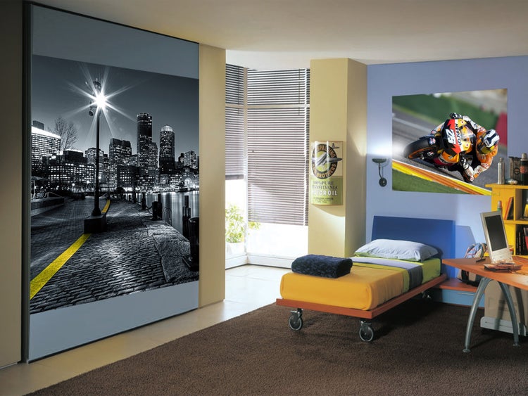 Jugendzimmer mit Schiebetürenschrank, Bett und Schreibtisch