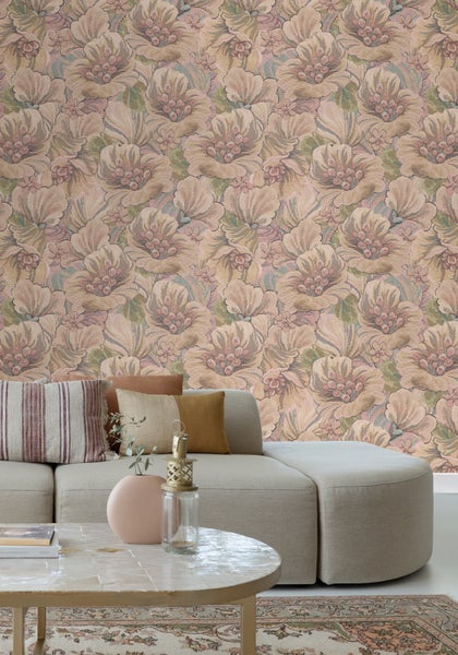 Wohnzimmer mit floraler Tapete, Sofa und Couchtisch