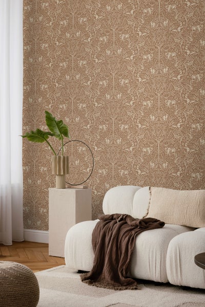 Gartenszene mit einer Liege mit Kissen und einem Beistelltisch mit Dekoration