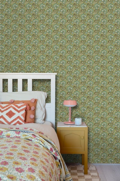 Schlafzimmer mit Bett, Nachttisch und grüner floral gemusterter Tapete