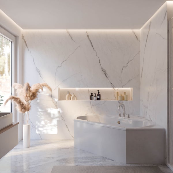 Helles Badezimmer mit Badewanne, Marmorwänden und dekorativen Elementen