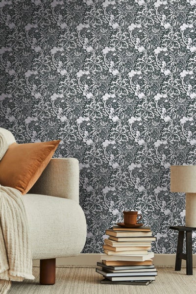 Dekorative Wandgestaltung mit floral gemusterter Tapete in einem Wohnraum.