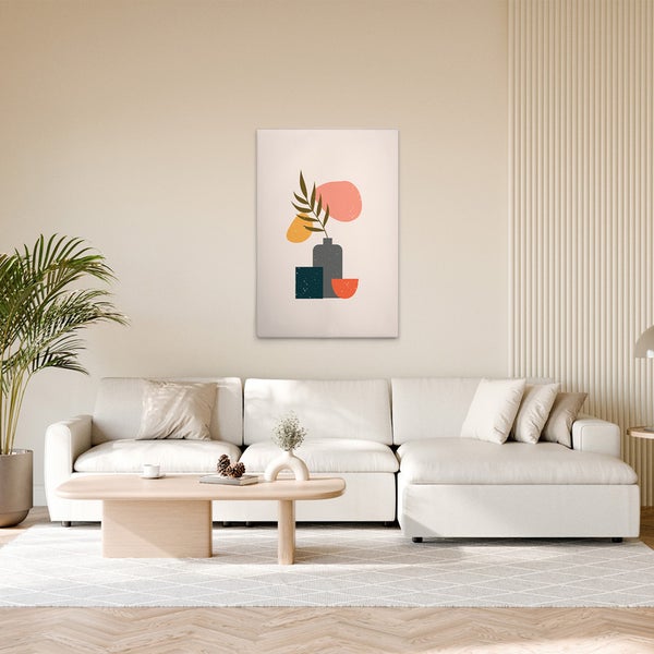 Wohnzimmer mit Couch und einem Wandbild mit abstrakten Formen.