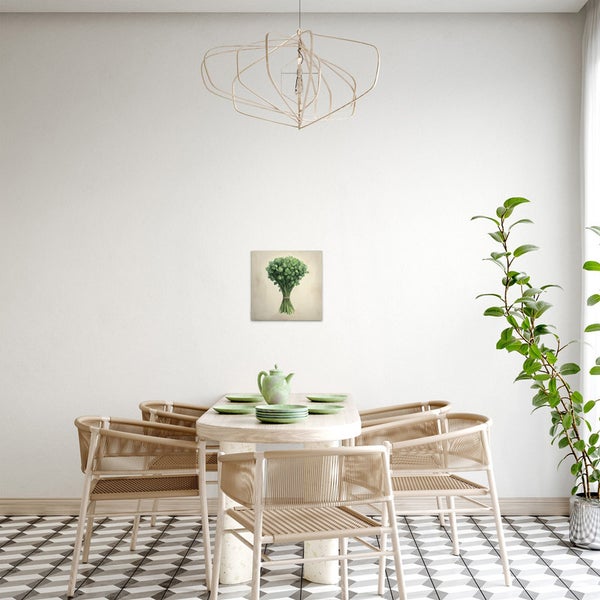 Esszimmer mit Esstisch, Stühlen, Zimmerpflanze und einem Bild an der Wand mit Kräutermotiv