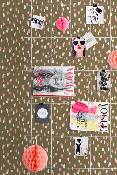 Dekorative Wand mit Zeitschriftencollage und Papierdekoration