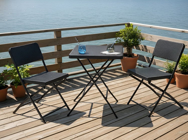 Gartenset mit Tisch und zwei Stühlen auf einer Holzterrasse