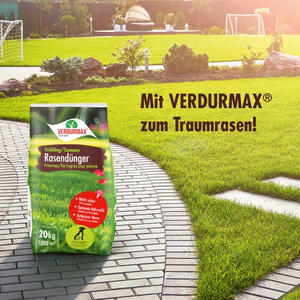 Verdurmax Rasendünger Packung vor einem Rasen im Garten.