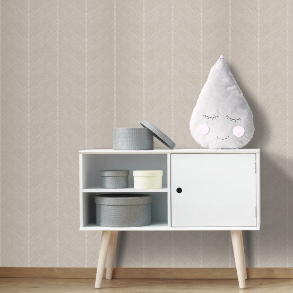 Moderne Raumszene mit strukturierter Tapete in dezentem beigem Fischgrätmuster hinter einem weißen Sideboard mit Aufbewahrungsboxen.