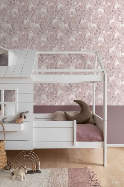 Kinderzimmer mit weißem Hausbett und Tapete mit Einhornmuster
