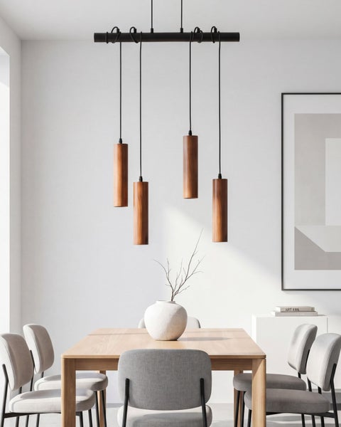 Moderne vierflammige Pendelleuchte mit Holzschirmen über einem hellen Esstisch mit grauen Stühlen in einem hellen, minimalistischen Esszimmer.