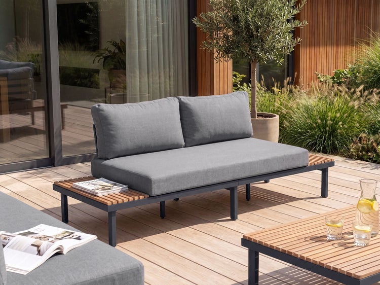 Modernes Lounge Sofa für den Außenbereich mit Metallrahmen, Holzablagen an den Seiten und grauen Polsterkissen.