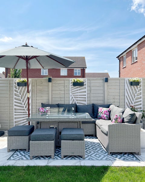 Maßzeichnung eines Sonnenschirms: Durchmesser 270 Zentimeter, Gesamthöhe 254 Zentimeter, Stockdurchmesser 38 Millimeter.