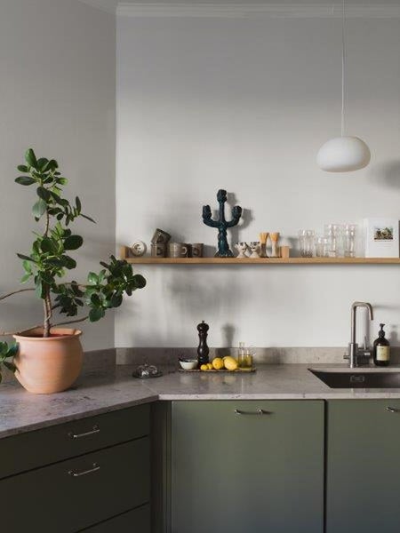 Explosionszeichnung eines Bilderrahmens mit den einzelnen Komponenten und Hinweisen zum Entfernen der Schutzfolie