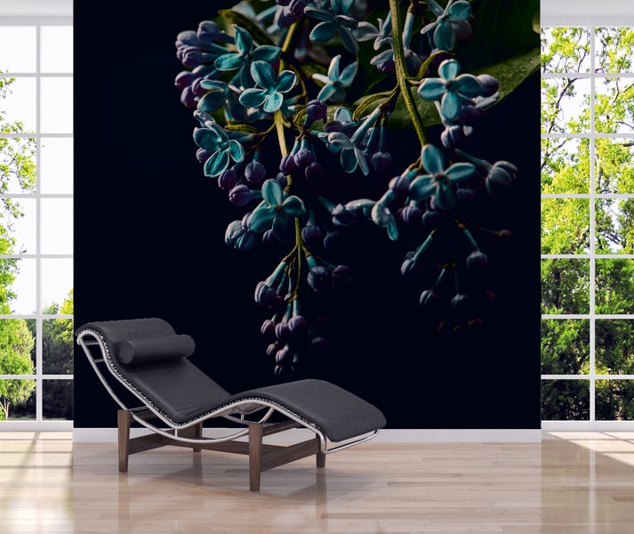 Modernes Zimmer mit großflächiger Fototapete mit Blütenmotiv, einer Designerliege und Holzboden zwischen zwei großen Fensterfronten.