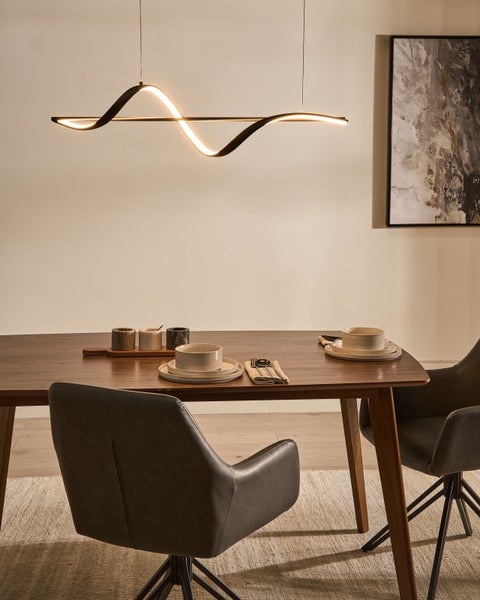 Esstisch mit Geschirr und moderner LED-Pendelleuchte