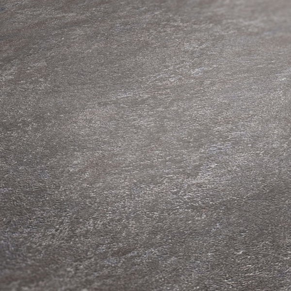 Dekoratives Zimmer mit Kommode, Bild, Teekanne und grau gemusterter Tapete