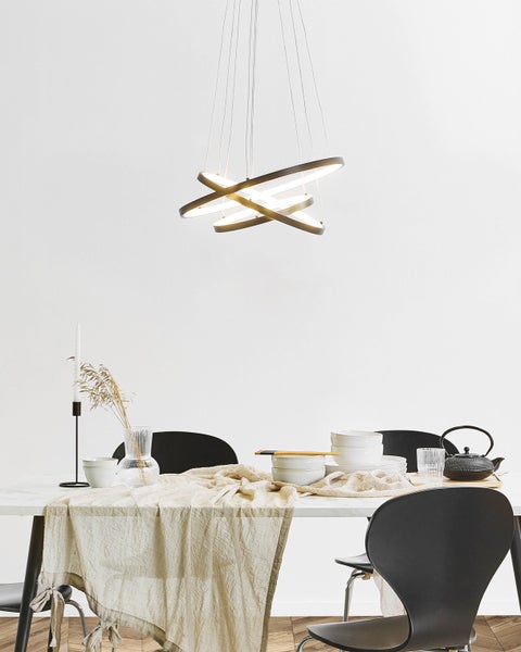 Moderne Hängeleuchte mit drei ineinander verschlungenen Ringen