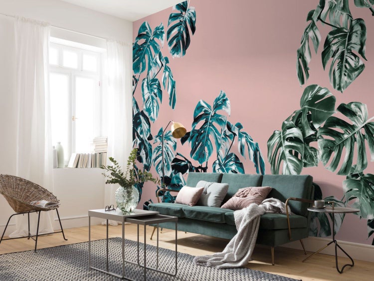 Wohnzimmer mit Zimmerpflanzen-Tapete, Sofa und Beistelltischen