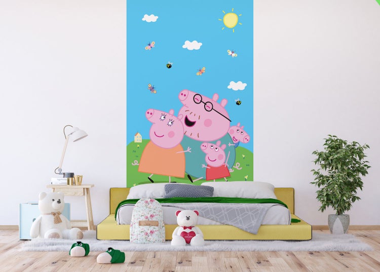 Kinderzimmer mit Peppa Pig Wandtattoo über einem gelben Bett