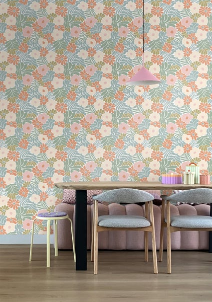 Dekoratives Interieur mit floral gemusterter Tapete, Esstisch und Stühlen