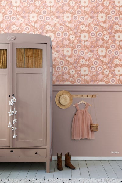 Kinderzimmer mit Vliestapete mit Blumenmuster in Rosa, passend lackiertem Kleiderschrank und dekorativer Wandgestaltung im Landhausstil.