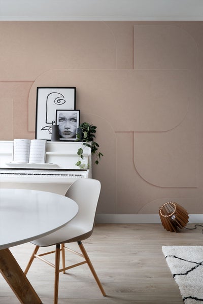 Heller Raum mit geometrischer Wandgestaltung, Klavier und Esstisch