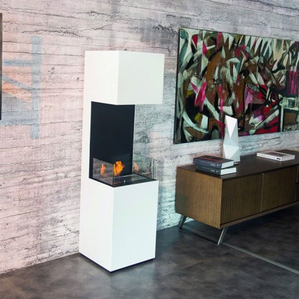 Ethanolkamin im modernen Wohnraum mit Kunstwerk und Kommode