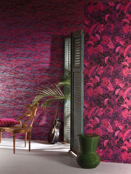 Schneebedeckte rote Beeren an Ästen im Winter