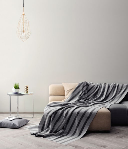 Wohnzimmer-Szene mit gerahmtem Hortensienbild, Sessel, Beistelltisch und Stehlampe