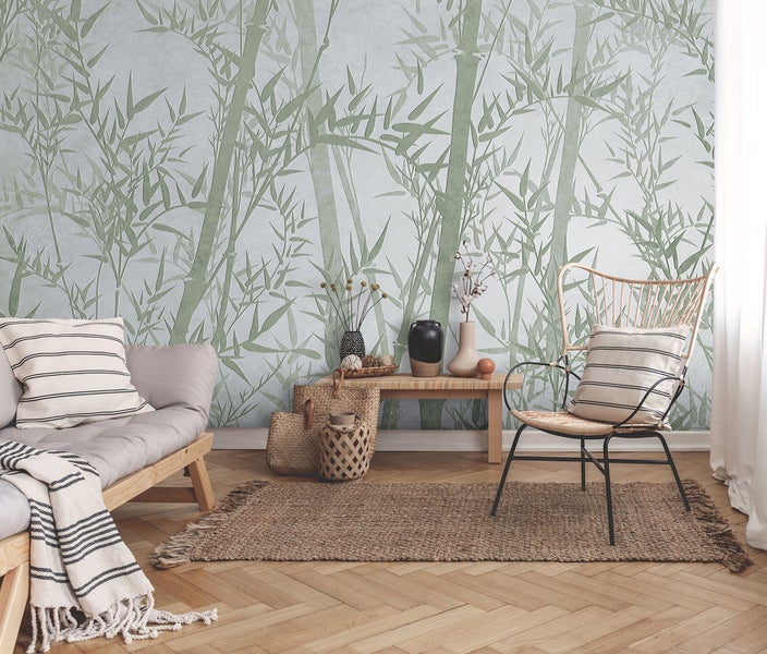 Wohnzimmer mit Bambus Tapete, Sofa, Sessel und Teppich