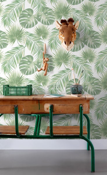 Zimmerdekor mit Dschungeltapete, Schreibtisch und Giraffenkopf