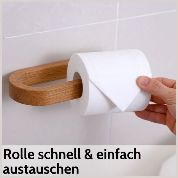 Wandmontierter Toilettenpapierhalter aus Holz in U-Form beim schnellen und einfachen Austausch einer Rolle Toilettenpapier.